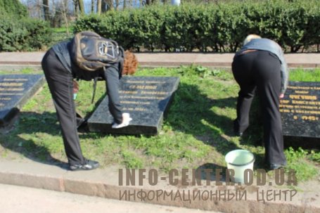 В Одессе активисты Куликового поля помыли плиты на Аллее Славы флагами УПА (фото, видео)