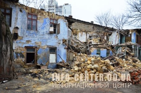 В Одессе коммунальщики продолжают разбирать завалы после обрушения дома на Пишоновской (фото) В Одессе коммунальщики продолжают разбирать завалы после обрушения дома на Пишоновской (фото)