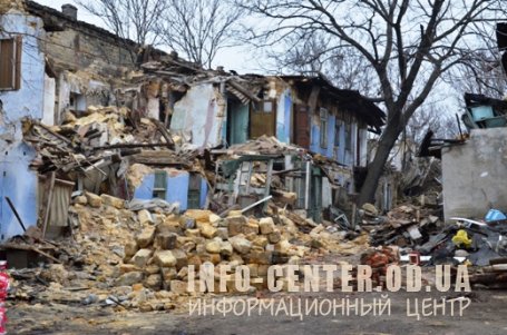 В Одессе коммунальщики продолжают разбирать завалы после обрушения дома на Пишоновской (фото) В Одессе коммунальщики продолжают разбирать завалы после обрушения дома на Пишоновской (фото)