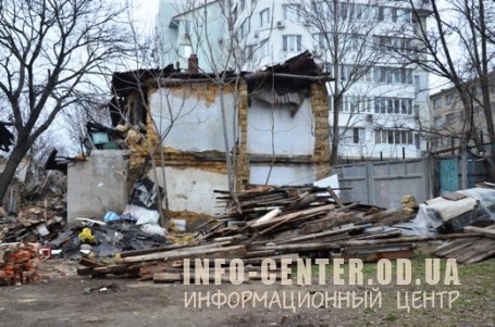 В Одессе коммунальщики продолжают разбирать завалы после обрушения дома на Пишоновской (фото) В Одессе коммунальщики продолжают разбирать завалы после обрушения дома на Пишоновской (фото)