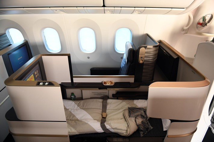 В экономичном варианте сидения 3 x 3 x 3, обычное для модели 787-9, оснащены большими экранами телевизоров, большим количеством столов для хранения и складными столами для подносов, предлагая экономичным пассажирам увеличенное пространство и использование
