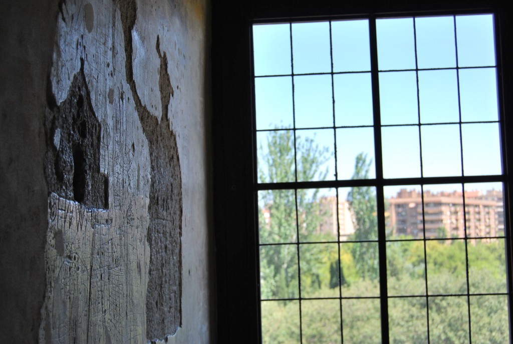 Во время тюремного заключения заключенные занимались изготовлением подписей и надписей на стенах, которые все еще остаются внутри башни
