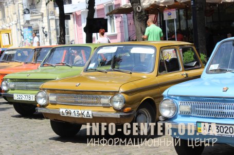 В центре Одессы любители автомобилей провели креативный парад (фоторепортаж) 