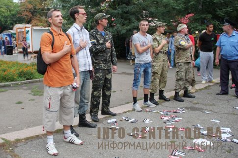 В Одессе группа с майдана пыталась спровоцировать "куликовцев" на драку, играя песни УПА и обвиняя оппонентов в "сепаратизме": видео