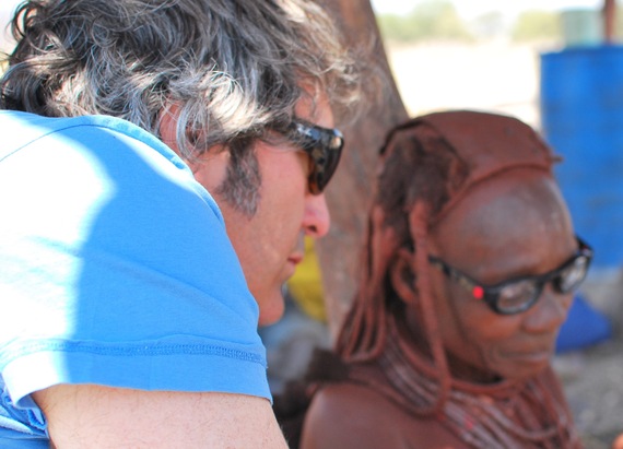 Доктор Джон Фридман в поле, Намибия, с женщиной, которой он оснащен FocusSpecs