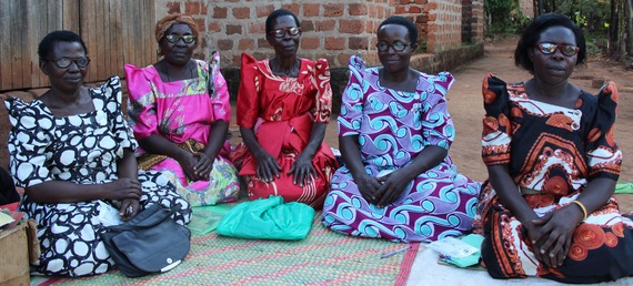 Женщины в округе Муконо, Уганда, демонстрируют свои новые FocusSpecs