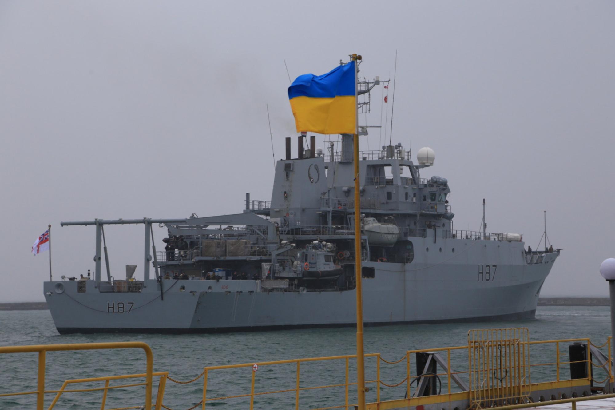 Появились фотографии, показывающие стыковку HMS Echo в Одессе сегодня перед тренировками в Черном море, где напряженность достигла предела после   Россия захватила три украинских военных корабля   ,