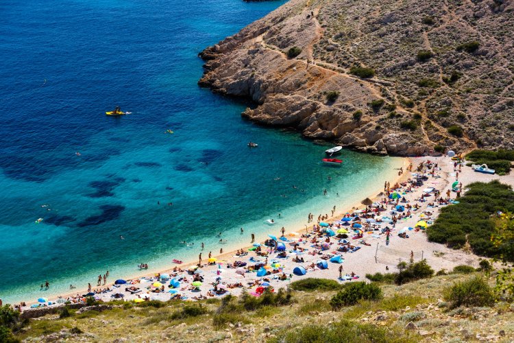 Примером пляжа, отмеченного Голубым флагом, является   Пляж Дражица в Крке   ,  Этот частично каменистый и галечный пляж, окруженный пышной средиземноморской зеленью, является отличным выбором для семей с детьми